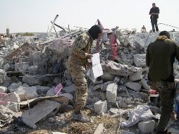 Miembros del Organismo de la Liberación del Levante recorren este domingo el lugar donde tuvo lugar la operación contra Abu Bakr al Bagdadi. EFE/Y. Nemah
