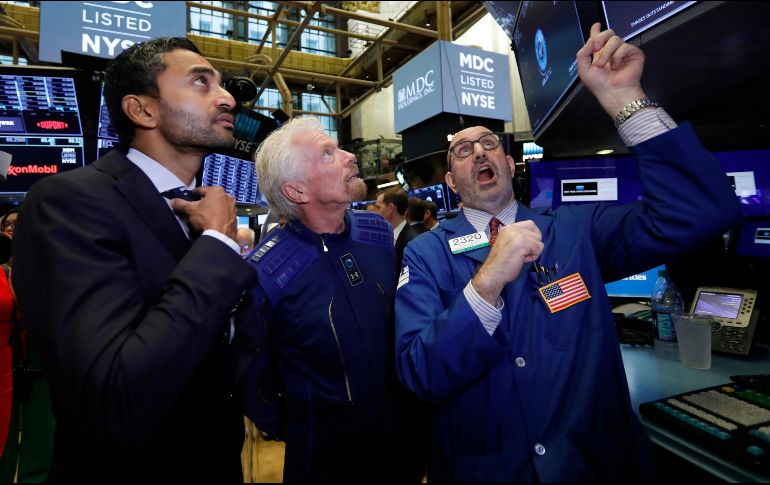 Este lunes, el Dow Jones alcanzó las 27 mil 090 unidades tras subir un 0.5 por ciento. AP/R. Drew