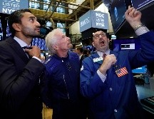 Este lunes, el Dow Jones alcanzó las 27 mil 090 unidades tras subir un 0.5 por ciento. AP/R. Drew