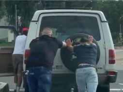 Andy Ruiz (i) no dudó en prestar apoyo en compañía de otro boxeador, Anthony Garnica (d). ESPECIAL