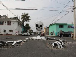 Calaveras "rompen" pavimento en Tláhuac por Día de Muertos