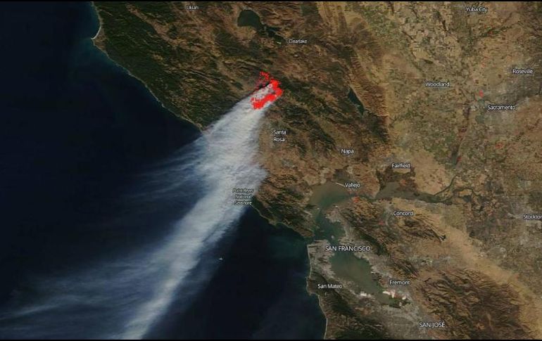 En las imágenes se puede apreciar el humo provocado por los incendios en Ensenada y de Tijuana, así como los que tuvieron lugar en el estado de California, en Estados Unidos.TWITTER / @NASA