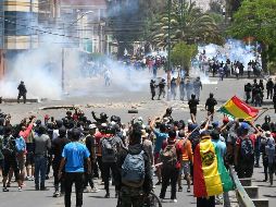 Manifestantes se enfrentan con policías antidisturbios este lunes en Cochabamba. EFE/J. Ábrego