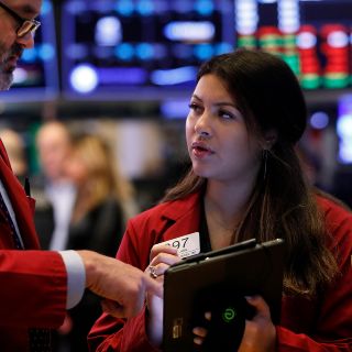 Wall Street opera con pérdidas atenta a reunión de la Fed