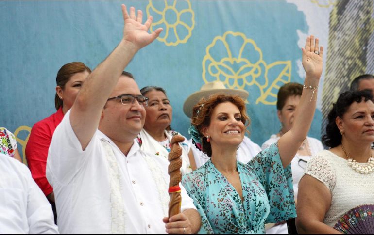 Javier Duarte con su esposa Karime Macías. Duarte gobernó Veracruz de diciembre de 2010 a octubre de 2016. NTX/ARCHIVO