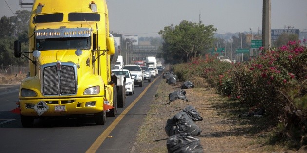 Complican tr&aacute;fico en salida Guadalajara-Chapala