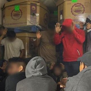 Hallan a 30 migrantes en un camión en Arizona