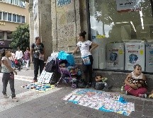 La Canaco advirtió que las actividades de los ambulantes suelen aumentar durante la temporada navideña, la cual comenzará en un mes. EL INFORMADOR / ARCHIVO