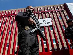 Policías reguardan la entrada del Hospital Regional de Alta Especialidad de Ixtapaluca, donde convalece Francisco Tenorio. NTX/F. Álvarez