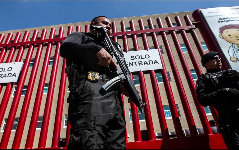 Policías reguardan la entrada del Hospital Regional de Alta Especialidad de Ixtapaluca, donde convalece Francisco Tenorio. NTX/F. Álvarez