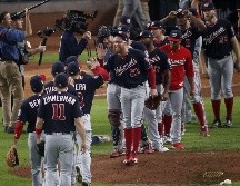 Animados por una decisión de los umpires en la inicial durante el séptimo inning, los Nacionales aumentaron su ventaja. AFP / Tim Warner