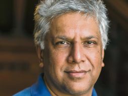 El reconocido poeta arrancará con las sesiones del Salón de la Poesía. ESPECIAL