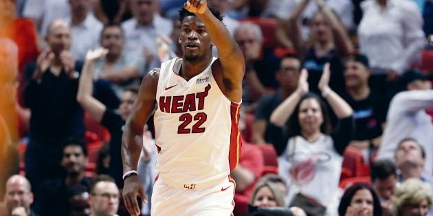 Jimmy Butler debuta y gana