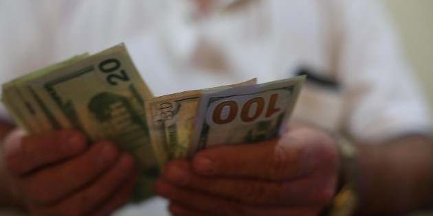 D&oacute;lar gana tres centavos, se vende en 19.52 pesos en bancos