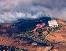 El fuego se acerca a ña Biblioteca Presidencial Ronald Reagan en Simi Valley, California. AP/KTLA-TV