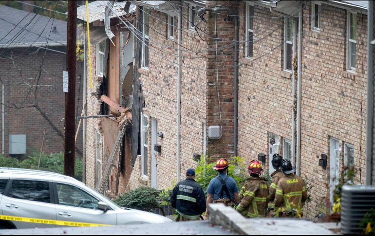 Imágenes de televisión muestran un edificio de apartamentos con destrozos en una gran sección de su pared y parte del techo. AP / D. Goldman