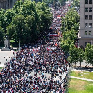Chilenos marchan frente al palacio de La Moneda en nuevas protestas