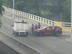 Hombres armados bloquean un puente tras el operativo para detener al hijo del 