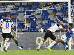 El Napoli pedía penal sobre Fernando Llorente en los últimos minutos, jugada que culminó con el gol del empate del Atalanta. EFE / C. Fusco