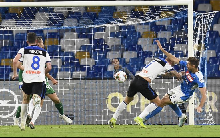 El Napoli pedía penal sobre Fernando Llorente en los últimos minutos, jugada que culminó con el gol del empate del Atalanta. EFE / C. Fusco