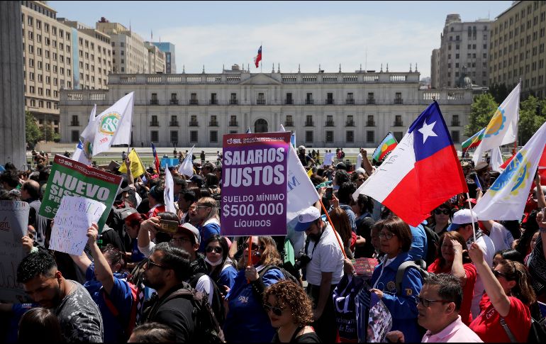 Las marchas contra las medidas económicas del Gobierno de Sebastián Piñera continuaron ayer en Santiago. AP/R. Abd