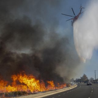 Emiten alerta roja “extrema” por incendios en California