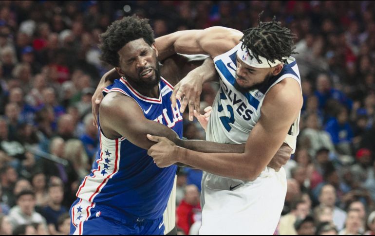 Joel Embiid (izq.) y Karl-Anthony Towns se enfrascaron en una pelea en el tercer cuarto. AFP / M. Leff