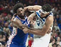 Joel Embiid (izq.) y Karl-Anthony Towns se enfrascaron en una pelea en el tercer cuarto. AFP / M. Leff