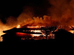 Más de 100 bomberos lucharon durante horas contra las llamas. AP / J. Hirata