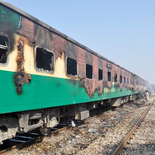 Incendio en tren deja 73 muertos en Pakistán