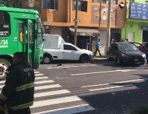 Otros dos vehículos que estaban estacionados fueron dañados tras proyectarse el Focus después del impacto. ESPECIAL/