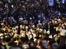 A través de redes, jóvenes convocaron a la megamanifestación de Halloween a pesar de la prohibición de las autoridades. AFP/A. Wallace