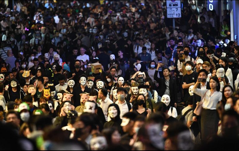A través de redes, jóvenes convocaron a la megamanifestación de Halloween a pesar de la prohibición de las autoridades. AFP/A. Wallace