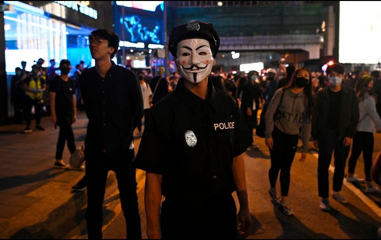 A través de redes, jóvenes convocaron a la megamanifestación de Halloween a pesar de la prohibición de las autoridades. AFP/P. Fong