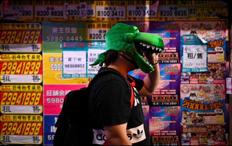 A través de redes, jóvenes convocaron a la megamanifestación de Halloween a pesar de la prohibición de las autoridades. AFP/P. Fong