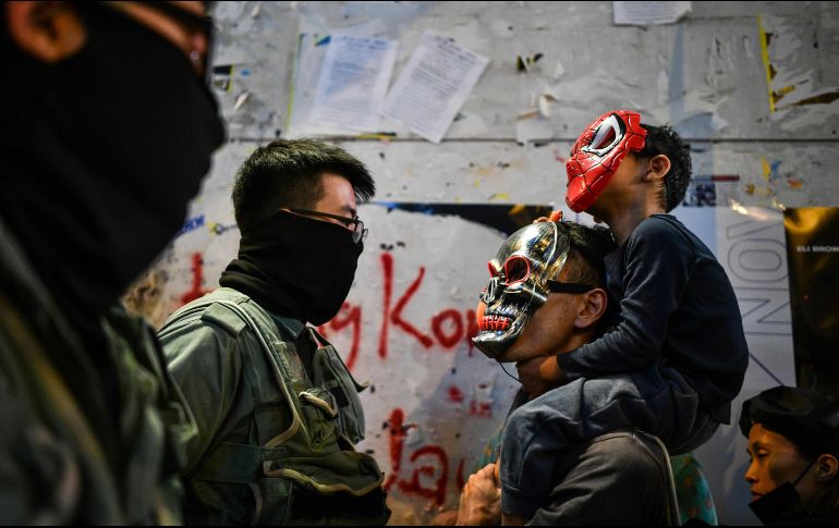 A través de redes, jóvenes convocaron a la megamanifestación de Halloween a pesar de la prohibición de las autoridades. AFP/A. Wallace