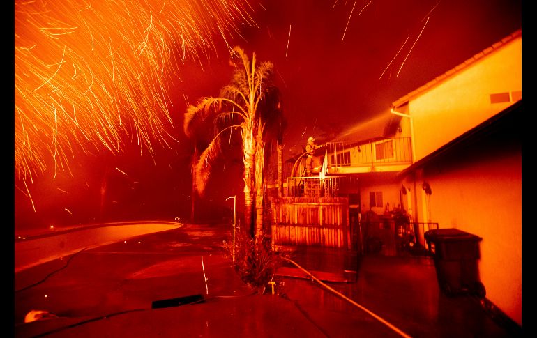 Un bombero combate el incendio  
