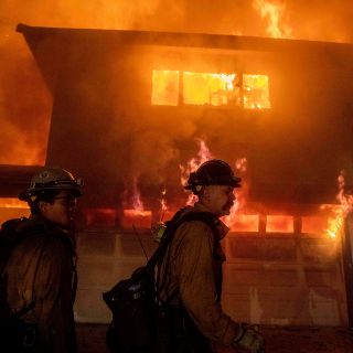 Fuertes vientos desatan nuevos incendios en California