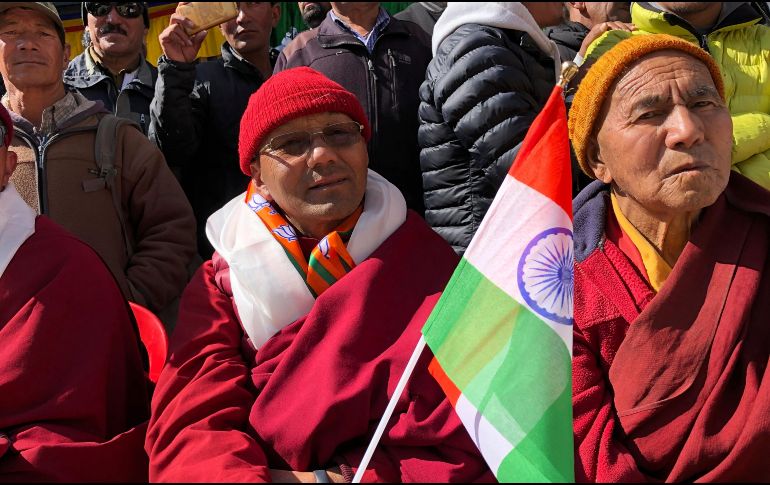 Personas celebran el cambio de estatus de Ladakh en Leh, India. AP/S. Saaliq