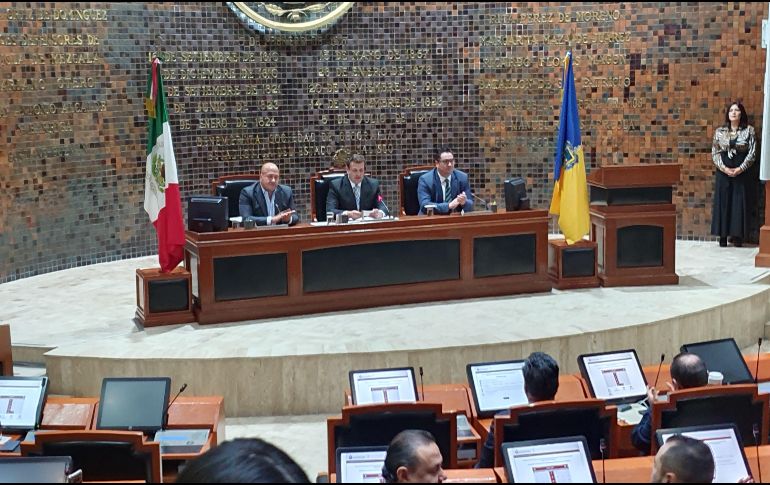 El gobernador Enrique Alfaro asistió a la sesión solemne por el primer año de la Legislatura. También el presidente del Poder Judicial Ricardo Suro, el secretario general de gobierno Enrique Ibarra, Hugo Luna jefe del gabinete estatal, Ismael del Toro alcalde de Guadalajara. EL INFORMADOR/ R. Rivas