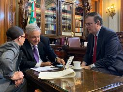 El Presidente López Obrador compartió una imagen de la llamada, en la que se ve al canciller Marcelo Ebrard.  TWITTER@lopezobrador
