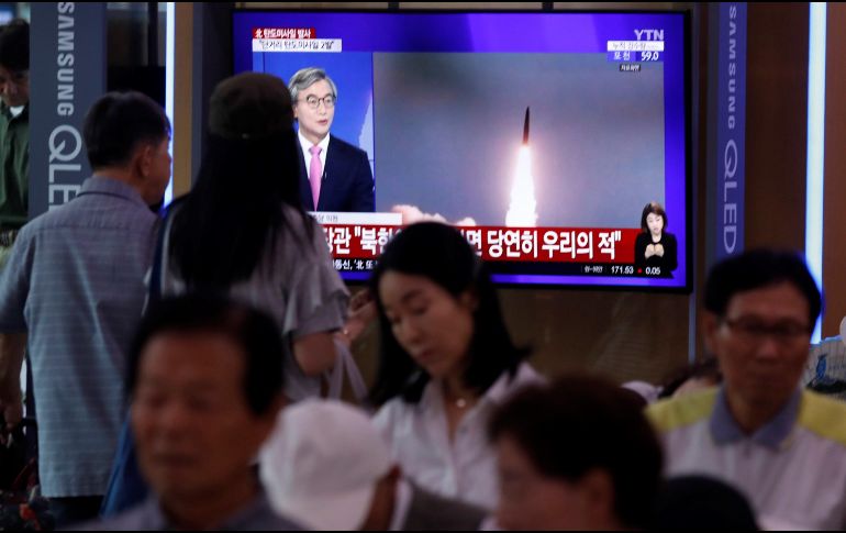 Aunque el líder Kim Jong-un no presenció el disparo de manera directa, fue informado al respecto por las autoridades y se mostró complacido con los resultados. EFE/J. Heon-Kyun