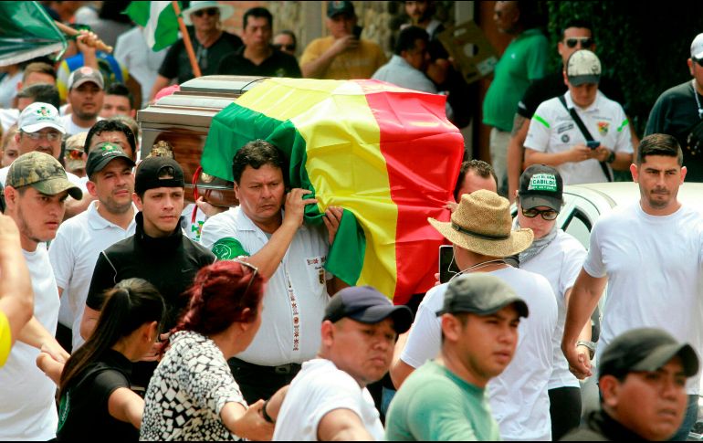 Familiares y amigos de Marcelo Terrazas, muerto en un enfrentamiento ayer, cargan su ataúd durante el funeral en Santa Cruz. AFP/D. Walker