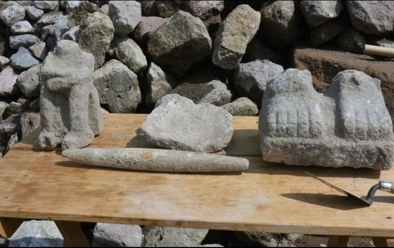 Varias figuras talladas en piedra fueron encontradas en un antiguo dique al noreste de Ciudad de México. INAH