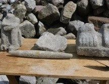 Varias figuras talladas en piedra fueron encontradas en un antiguo dique al noreste de Ciudad de México. INAH