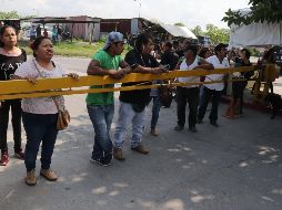 Familiares de internos del penal de Atlacholoaya esperan por información sobre los enfrentamientos este miércoles en la localidad de Xochitepec. EFE/T. Rivera