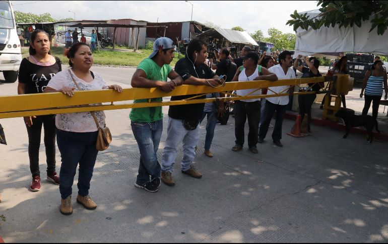 Familiares de internos del penal de Atlacholoaya esperan por información sobre los enfrentamientos este miércoles en la localidad de Xochitepec. EFE/T. Rivera