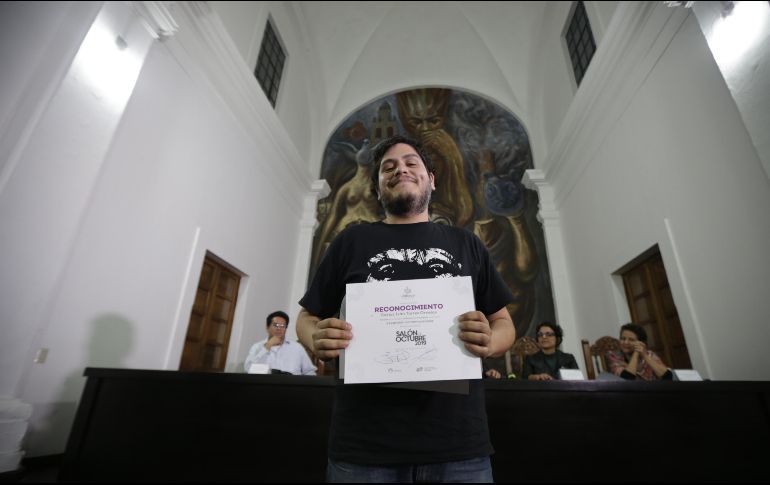 Carlos Iván Torres Ornelas recibió el premio principal por un cuadro de su serie “Caras vemos”. EL INFORMADOR/F. Atilano