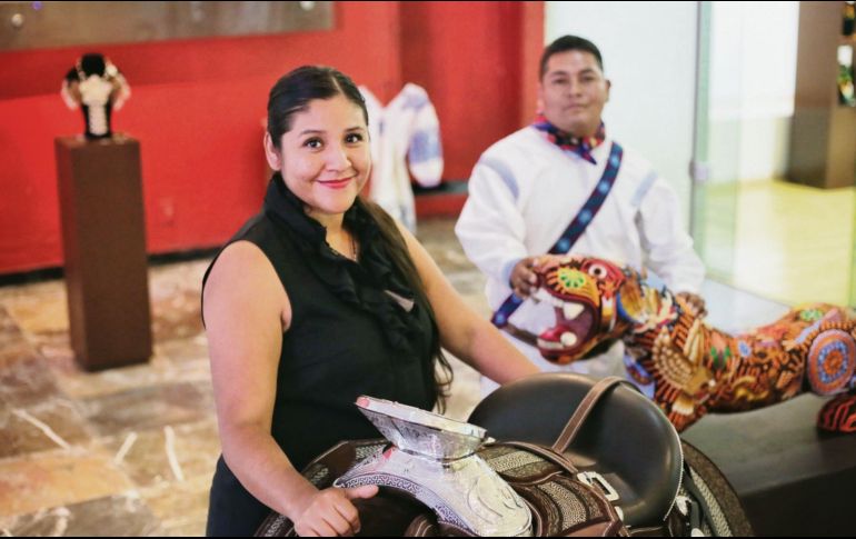Liliana Rodríguez y Manolo Castro posan con sus piezas. CORTESÍA