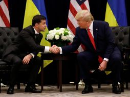 El juicio político se basa en una llamada telefónica entre Trump y su homólogo ucraniano, Volodimir Zelenski (i), en la que el estadounidense pidió a su interlocutor investigar a su rival demócrata Joe Biden y a su hijo Hunter, por sus negocios en Ucrania. AP/ARCHIVO